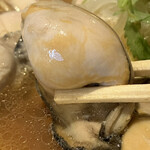 鶏そば・ラーメン Tonari - 大粒なぷりっぷり牡蠣