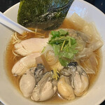 鶏そば・ラーメン Tonari - 牡蠣ラーメン1200円にトッピング牡蠣2個＋300円