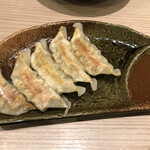 麺場 田所商店 - 味噌ダレがついた餃子