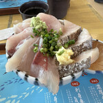 小田原漁港 とと丸食堂 - おまかせ地魚3種丼