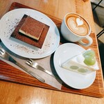 ホワイト グラス コーヒー - ティラミス＊シャインマスカットのショートケーキ＊カフェラテ