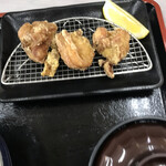 がんば亭 - 唐揚げ。揚げたてを食うか、唐揚げ串を食うかはお好みである。でも、揚げたてにレモン汁ぶっしゃーがカロリーの罪悪感を消すのである。