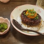 炭火焼鳥屋 八重 - 月見つくね丼(480円)