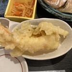 魚がし食堂　中央市場店 - えびの天麩羅やきんぴらなど小鉢が3つ付いてます。