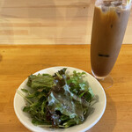 ローストチキンダイニング 吉田チキン - サラダ + アイスコーヒー (どちらもセットに含まれる)