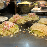 広島風お好み焼 もみじ屋 - もみじ屋(迫力ある鉄板)