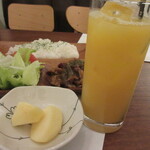 バックポートカフェ - ドリンクとリンゴ