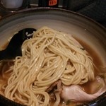 麺屋宗 - 麺はストレート中太麺。ちょっと固め。