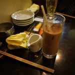 アジアご飯とお酒のお店 Shapla 神田店 - まずは私はアイスチャイ、友人はビールで乾杯をした後