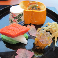 國見 - ふぐの煮こごり、左は野菜のペースト、人形の中は辛子味噌和え