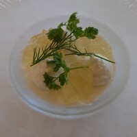リリアーヌ - トマトを使っているのに何故白いムースなのか？
                トマトを一旦ミキサーに掛けて温めて
                コーヒーフィルターで液を濾すと
                少し黄色っぽい透明な液が抽出出来る
                それと生クリームを合わせている
                との説明