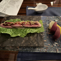中国料理 「チャイナブルー」 コンラッド東京 - 東京ダック。鴨肉を黒胡麻のクレープで巻きます。