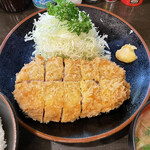とんかつ 力亭 - 薄いきつね色でボリューム感のあるロースカツ！