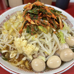 ラーメン二郎 - ラーメン（850円）＋味うずら（100円）＋九条ねぎキムチ（100円）、ニンニク・麻辣油