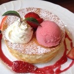 星乃珈琲店 - 苺のスフレパンケーキ