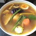 カリーヤ！コング - 〘ポーク野菜(ルスツ麦豚バラ肉煮込み＆塩焼き)〙の30辛(ペッパー小さじ2杯、ピッキーヌ1本入りの激辛)の〘スープ大盛り〙