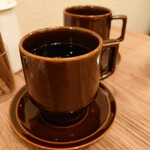 Maza Mun Kafe - アメリカンコーヒー(たっぷりマグ)580円、ファーマーズブレンドコーヒー(たっぷりマグ)580円✨すっきり軽い飲み口のコーヒーでしたが「たっぷり」とは言えず？！