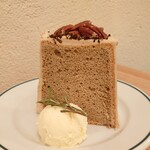 Maza Mun Kafe - スカッチナッツラテ エンジェルフードケーキ680円✨同行者の注文。ピーカンナッツが香ばしいラテ風味のふわふわ生地＆クリーム。イートインはアイスクリームが添えられます♪