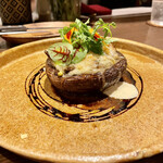 料理店 吉田 - ジャンボマッシュルームの肉詰。肉汁が溢れ出す〜。牛肉の中には豚耳と蓮根が入って、歯ごたえのアクセントに。シェーブルの香りがクセになる。
