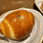 Ryouriten Yoshida - ふんわり、甘くて香ばしい自家製パン。今日も吉田の焼印がかわいい。