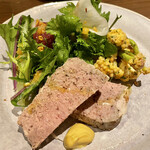 料理店 吉田 - 2種類のカリフラワーのマリネ（アリサのアクセント）、鴨の自家製生ハムと柿のサラダ、パテドカンパーニュ。あたはカリフラワーのマリネがお気に入りで、おかわり所望するほど。