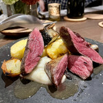 料理店 吉田 - 蝦夷鹿のローストにたくさんの野菜を添えて。根セロリのマッシュポテトうまー。キャッサバ（タピオカ原料）のフライは、じゃがいももさつまいものあいのこのような風味。