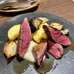 料理店 吉田 - キャッサバは収穫日が雨だとすぐ傷んでしまうので、晴れの日しか収穫できないそう。デリケートな子。蝦夷鹿はももの内側の部位で、臭みなくしっとり柔らか〜。