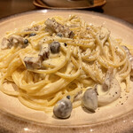 料理店 吉田 - 自家製ベーコンときのこのカルボナーラ。シンプルながら濃厚な味わい。ベーコンの燻製香と凝縮した旨みが、クリームソースによく合う。