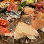 めしの助 - お刺身盛り合わせ。7種！