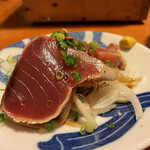 めしの助 - 鰹のたたき。ミョウガのアクセントに辛子が最高！！