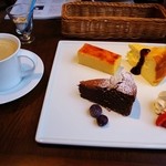 カフェ　ピド - ケーキ盛り合わせとコーヒー