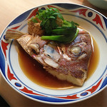 鮓秀 - 鯛の頭の煮付け。卵も含めて火の通りが絶妙。何度食っても飽きない。