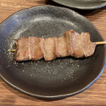 Motsuyaki Goen - ハラミは表面パリッと。次画像の薬味と色々と併せて美味しい。
