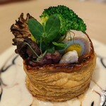 銀座 大石 - 鶏のヴォローヴァン。レバーやら、つみれやら、ハツやら、色々入っているのに、全くもって繊細なお味。パイはパリパリで、口の中でハラハラと崩れる。クリームは生クリームと牛乳を合わせていて、重すぎない。