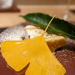 銀座 大石 - 胡桃入りアイスサンド。サンドのしっとりホロホロ感とアイスクリームの奥行き。これがまぁ美味しかった。モンブランとアイスサンドの比率を別にしてもらいたかった(笑)