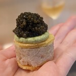 Ginza Ooishi - アミューズ。カニとアボカドとキャビア。一気に口の中に入れると、何層にも重なる旨味を感じます。