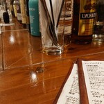 バーカロウノ - お酒がいっぱい並んでる