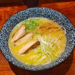 鶏そば 一瑳 - 『濃厚鶏そば』は、鶏の旨味が凝縮されたトロミのある極上の白湯スープで、とても美味しいです。