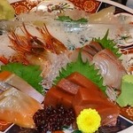 活魚料理 いか清 - 奥に目玉ギョロリのイカが…