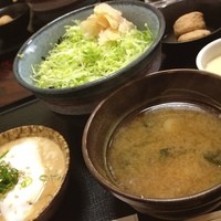 魚屋 小次朗 - 食べラからの投稿。
                    鮪のすき身胡麻だれ丼。
                    私にはお味噌汁がとっても魅力的でした！
                    エビの甘みが強い汁でした。
                    丼の胡麻だれも、クセになりそうな美味しさでした(o^^o)