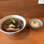 Ramen Toriyoshi - ランチは麺大盛りてライスをサービス