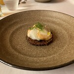 リアス バイ ココチャ - 伊勢エビのソカラ　黒ニンニクソース