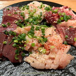 YAKINIKU BON'S - ホルモン盛り合わせ レバーとハツは厚切りブロック！