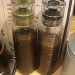 とんかつ けい太 - ドレッシングは青じそと黒トリュフの2種類