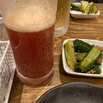 串焼き 串まつ屋 - キュウリのキムチ＆ビール(この日のセンベロ)