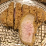 とんかつ けい太 西荻窪駅前店 - 六白黒豚上ロースのアップ