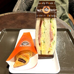 ST-MARC CAFE - チョコクロとサンドイッチのハム&タマゴサンド❤️