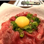 Ka den - 近江牛のプレミアム牛丼大盛り。レモンイエローの比良利助卵と近江牛の赤、刻み葱の緑が白い器に映えます❤️
                        