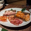 Yakinikuya Gontaka - チビが頼んだ、大盛り焼肉５種盛りランチ　160g(税込1,870円)は、牛ロース・鶏カルビ・豚カルビ・牛ホルモン・豚トロですよ…