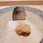 銀座 稲葉 - 鯖の棒寿司、レンコンの津軽和え添え